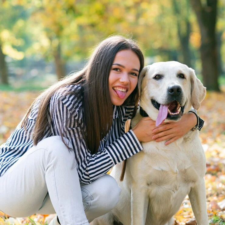 nosotros-yourvet-mascotas Due帽a con mascota feliz